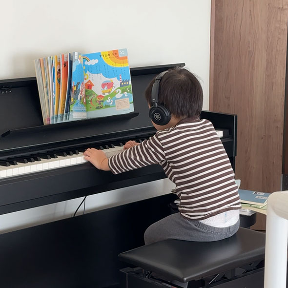 電子ピアノを弾く子ども